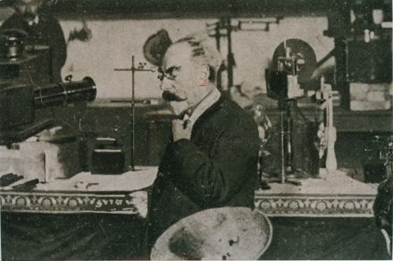 Gabriel Lippmann réalisant un exposé scientifique devant le roi du Portugal, Don Carlos, au Muséum, Paris, vers 1905