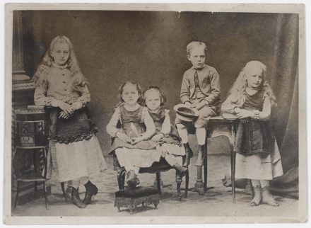 Les enfants Sklodowski (de gauche à droite) : Sophia, Helena, Maria, Joseph, Bronislawa, 1872