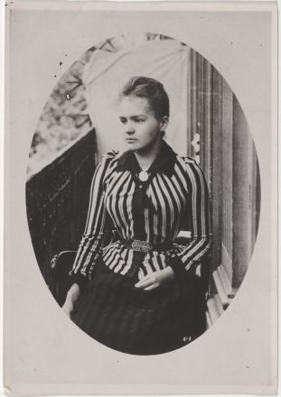 Marie Sklodowska sur le balcon des Dluski, rue d’Allemagne à Paris,1892