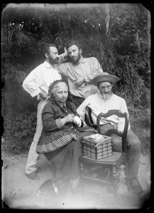 Le docteur Eugène Curie, sa femme Claire Depouilly et leurs enfants Jacques et Pierre, 1895