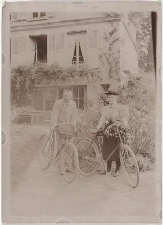 Pierre et Marie avec les bicyclettes achetées pour leur mariage 1895