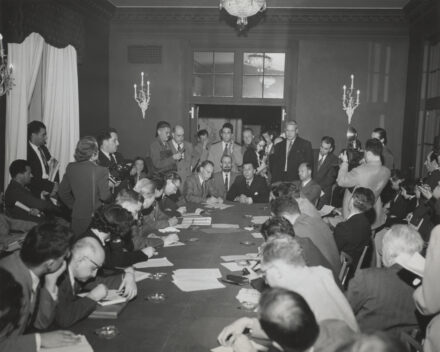 Frédéric Joliot-Curie, Daniel Hogg, Pierre Auger et Francis Lacoste à la conférence de presse de la Commission de l'Énergie Atomique des Nations Unies, juin 1946.