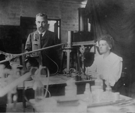 Pierre et Marie Curie dans leur laboratoire, dit “l’atelier de la découverte”, à l’École de physique et de chimie industrielles de la ville de Paris, vers 1903.