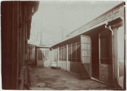 Extérieur du “hangar de la découverte” de l’École de physique et chimie industrielles de la ville de Paris, vers 1903