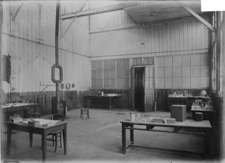 Intérieur du “hangar de la découverte” de l’École de physique et chimie industrielles de la ville de Paris, vers 1903