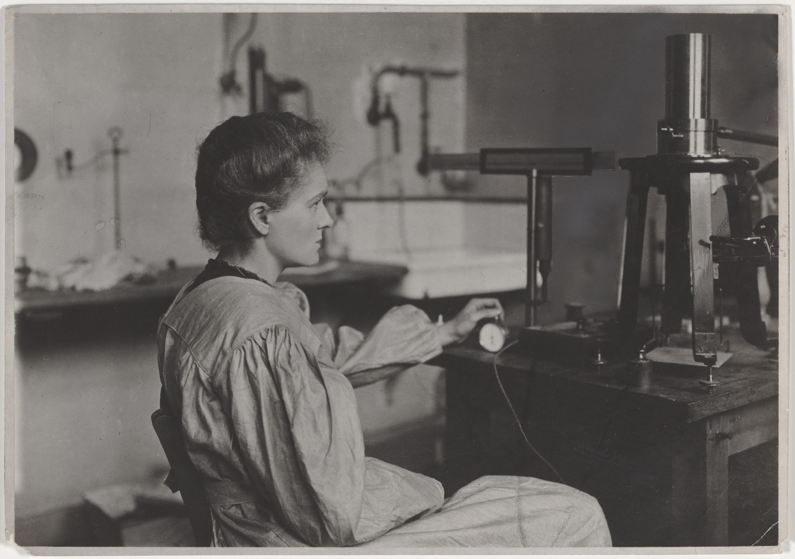 Marie Curie, le chronomètre à la main, au cours d’une mesure de radioactivité, dans le laboratoire de la rue Cuvier, 1904 (Photo Henri Manuel)