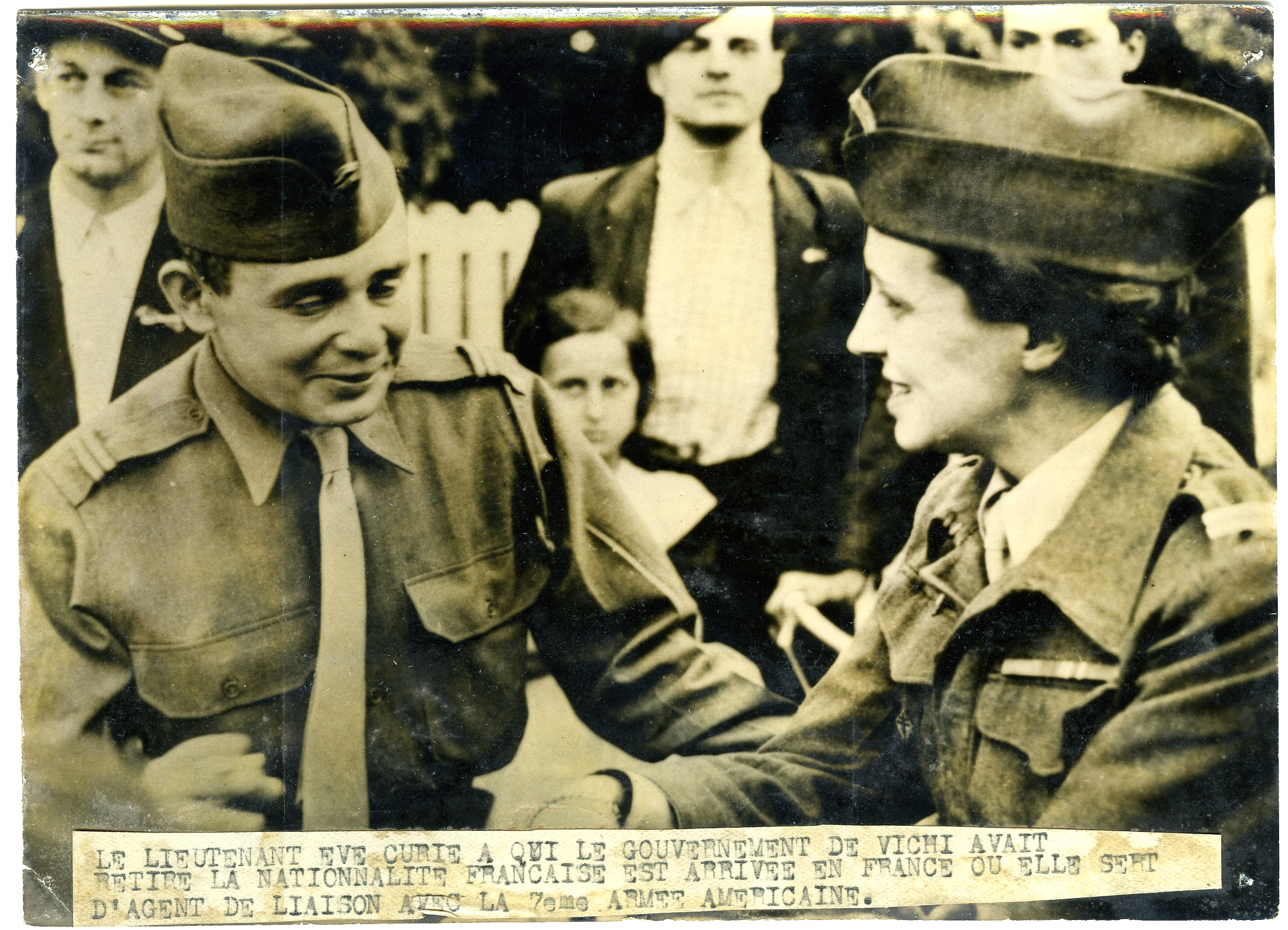 Eve Curie en uniforme militaire avec un membre de l'armée américaine. (Photo Agence France Presse)