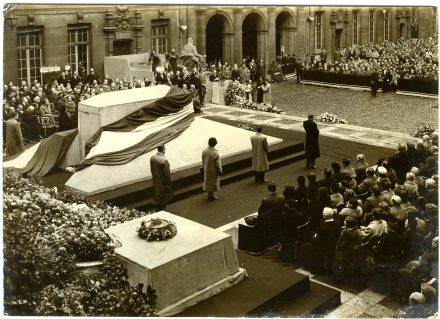 Les obsèques nationales d'Irène Joliot Curie dans la cours de la Sorbonne. Discours de René Billères, ministre de l'Education nationale, le 21 mars 1956