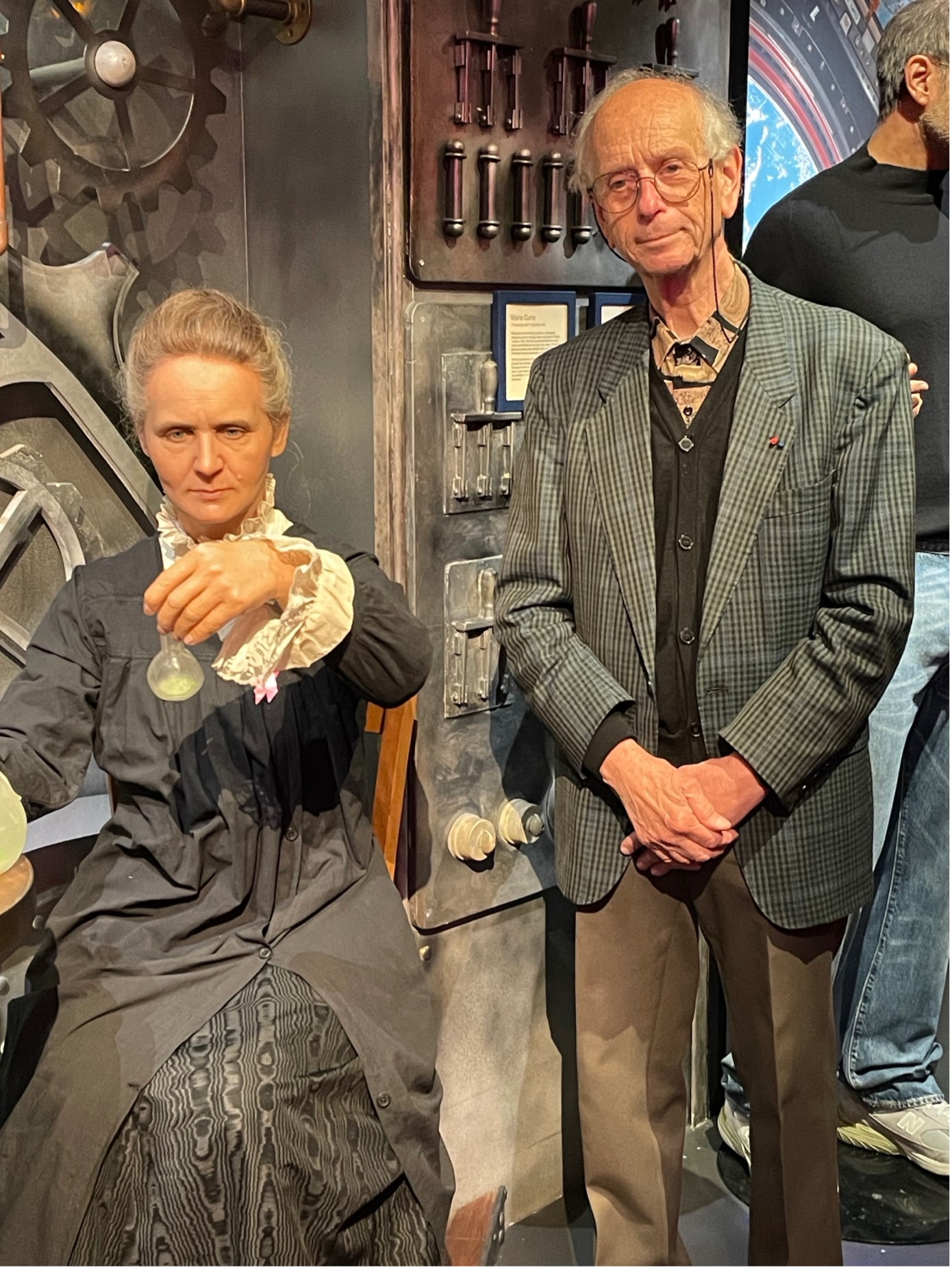 Michel Spiro Président de l'association présent à l'inauguration de l'entrée de Marie Curie au musée Grévin